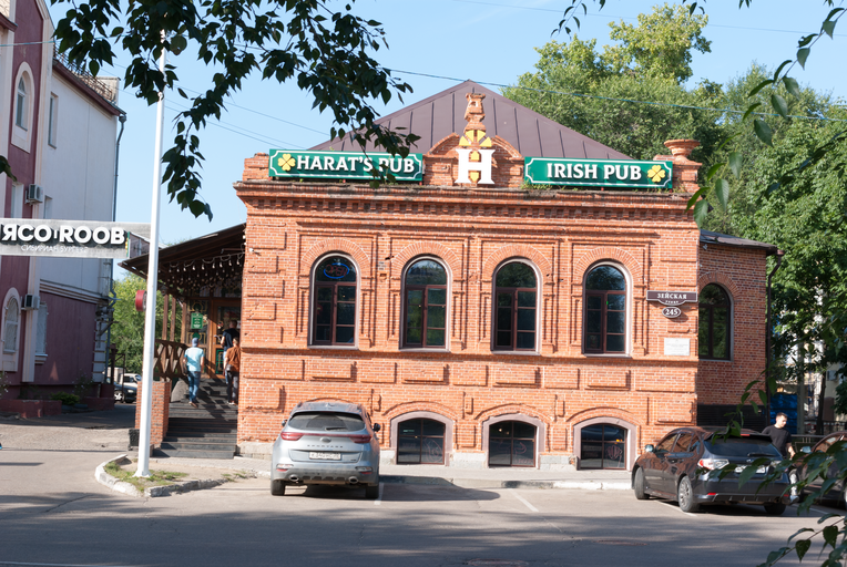 Harat’s pub)
